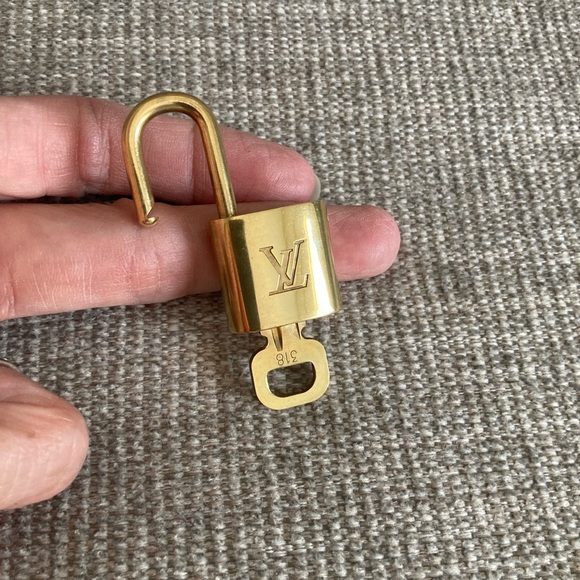 Louis Vuitton Accessories - LV🔐 318
